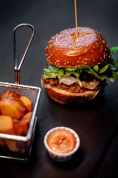 Burger catalan accompagné de pommes frites et mayonnaise maison - Le Chaudron 66