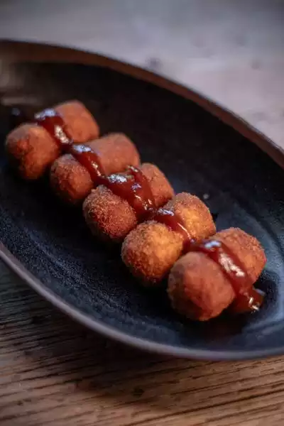 Croquettes de gambas, confiture de tomates à la bière  (Recette originale de la cheffe) - Le Chaudron 66